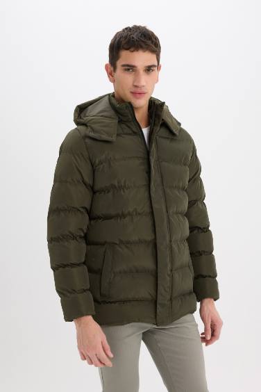 Regular Fit Kapüşonlu Fermuarlı Çıtçıt Kapamalı Cepli Şişme Mont