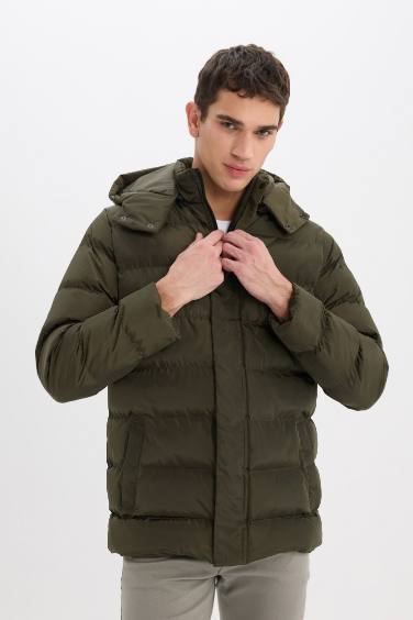 Regular Fit Kapüşonlu Fermuarlı Çıtçıt Kapamalı Cepli Şişme Mont