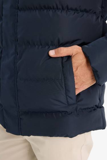 Regular Fit Kapüşonlu Fermuarlı Çıtçıt Kapamalı Cepli Şişme Mont