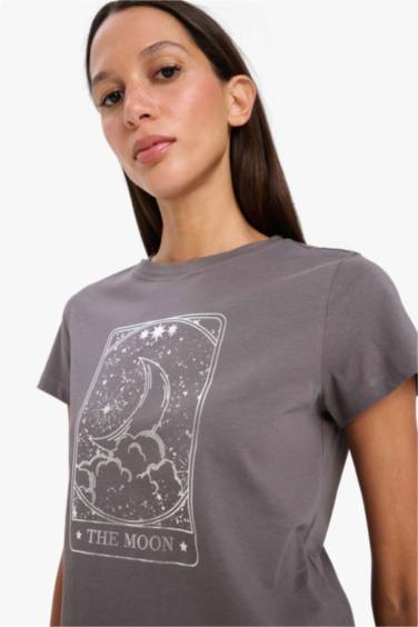 Футболка с круглым вырезом и принтом