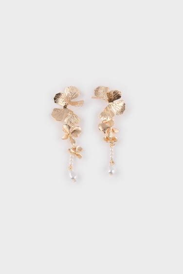 Woman Pearl Dangle Earrings