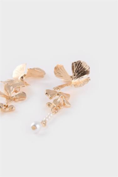 Woman Pearl Dangle Earrings