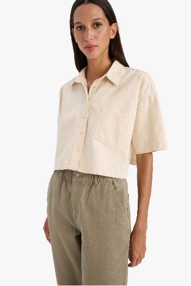 Джинсовая рубашка укороченного кроя с карманами