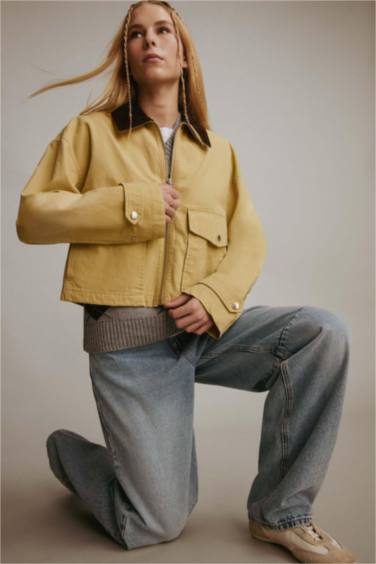 Regular Fit Contrast Collar Zippered Crop Jacket