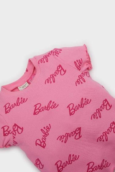 تيشيرت نص كم مضلع بطبعة باربي قصة عادية برقبة مستديرة