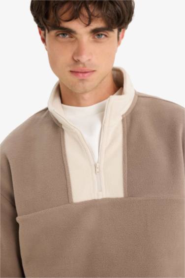 سويت شيرت قطيفة اوفر سايز بياقة عالية بسوسته