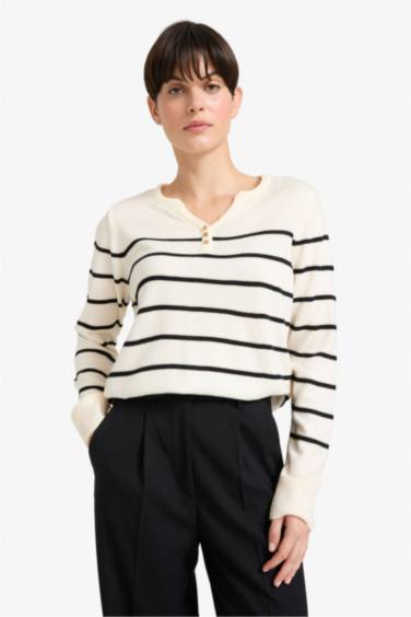 بلوفر قصة عادية بياقة V