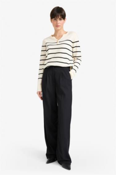 بلوفر قصة عادية بياقة V