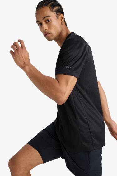 дөңгелек жаға басып шығарылған Футболка