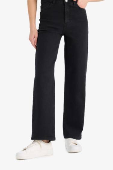 Комфортные джинсы с высокой талией и прямыми длинными штанинами.