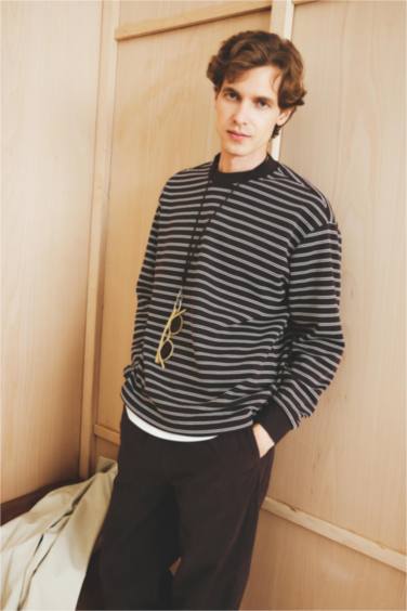 سويت شيرت مخطط قصة مريحة برقبة مستديرة