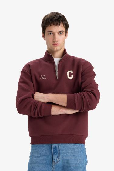 سويت شيرت مطبوع أوفر سايز بياقة عالية بنصف سحاب