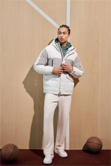 جاكيت مطبوع قصة عادية بغطاء للرأس طارد للماء من DeFactoFit