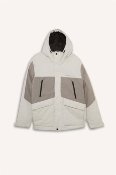 جاكيت مطبوع قصة عادية بغطاء للرأس طارد للماء من DeFactoFit