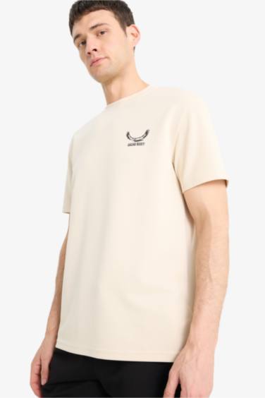 Регулярный крой, круглый вырез, футболка с коротким рукавом и слоганом