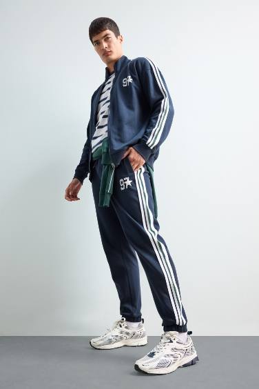 بنطلون سويت بانتس جوجر بطبعة شعار قصة عادية بأستك من تحت