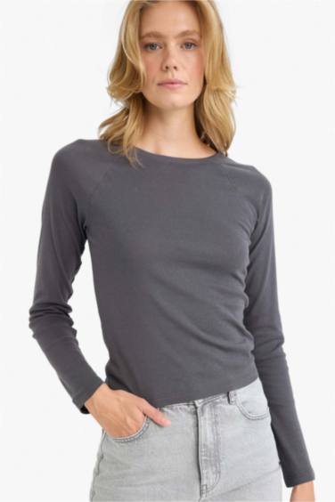 Basic Slim Fit Long Sleeved Crew Neck T-shirt