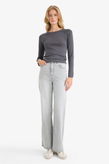 Basic Slim Fit Long Sleeved Crew Neck T-shirt