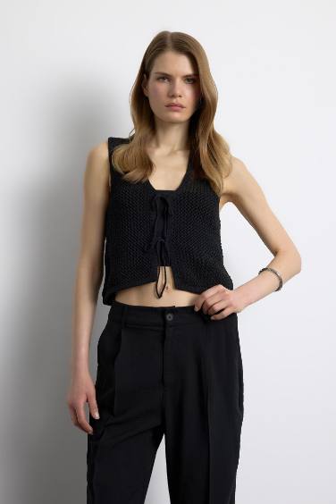 بلوزة كت قصة عادية بياقة V وربطة من الأمام