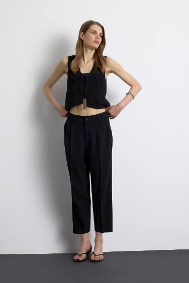 بلوزة كت قصة عادية بياقة V وربطة من الأمام