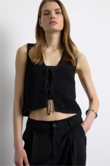 بلوزة كت قصة عادية بياقة V وربطة من الأمام