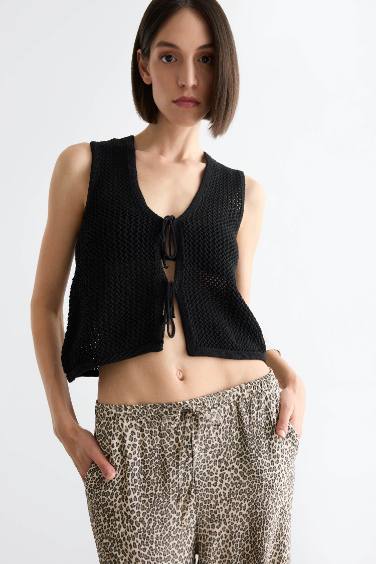 بلوزة كت قصة عادية بياقة V وربطة من الأمام