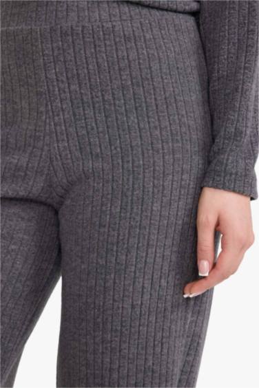 بنطلون بقصة مستقيمة ورجل سادة