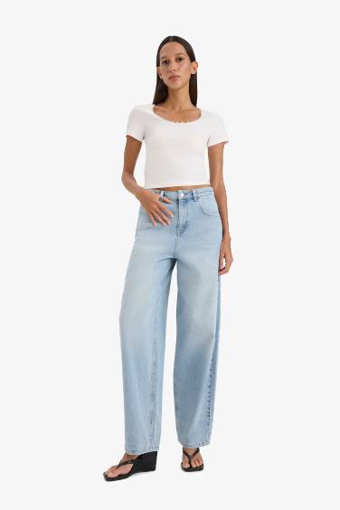 Футболка с короткими рукавами и кружевным вырезом