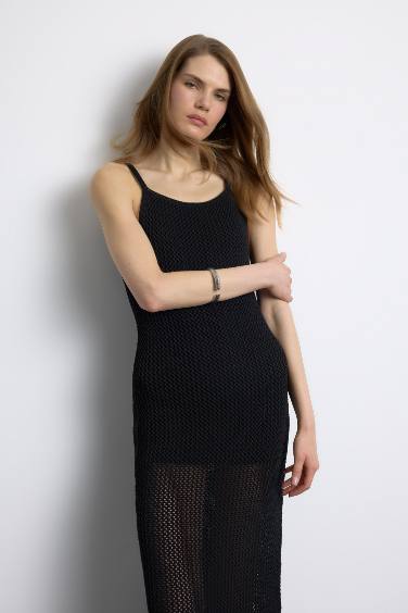 فستان طويل كت بيزك بياقة هالتر