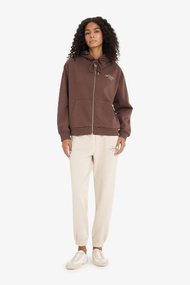 جاكيت رياضي تقيل بطبعة شعار اوفر سايز بغطاء للرأس وجيب