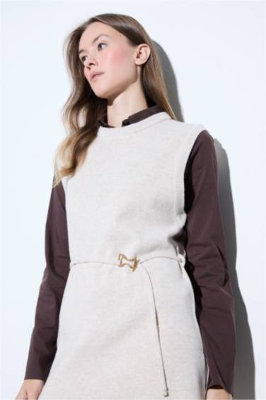 Crew Neck Belt Detail Knit Vest