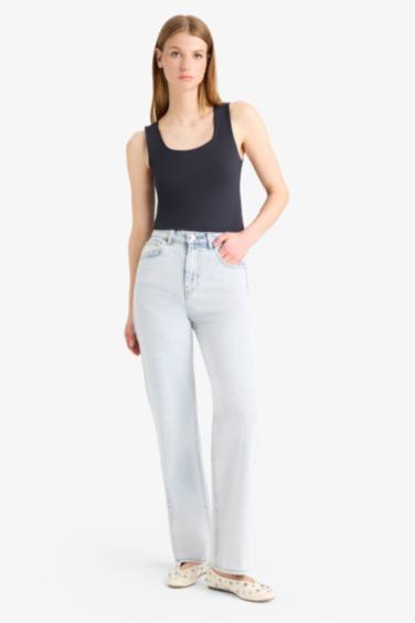 Узкий крой, простая, однотонная майка с прямоугольным вырезом