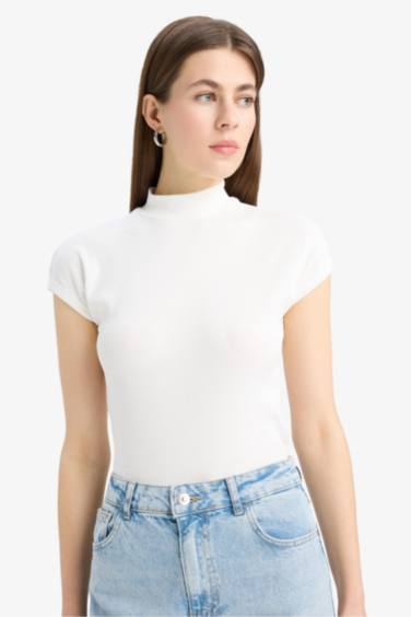 T-shirt slim en tissu côtelé à col montant et manches courtes