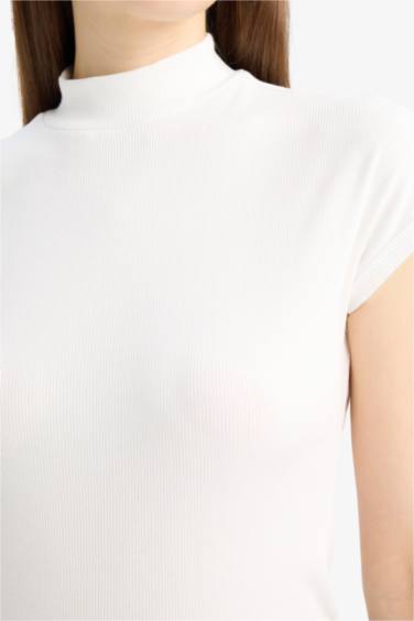 T-shirt slim en tissu côtelé à col montant et manches courtes