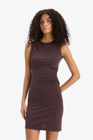 Облегающее платье-футляр без рукавов с круглым вырезом