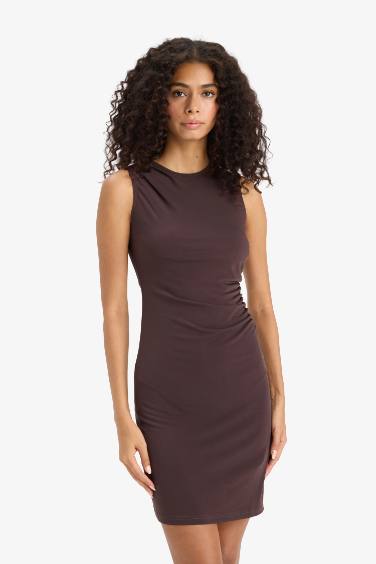 Облегающее платье-футляр без рукавов с круглым вырезом