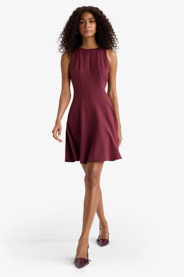 Платье без рукавов А-силуэта с круглым вырезом