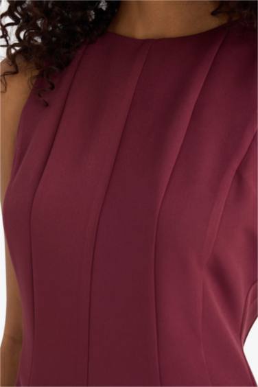 Платье без рукавов А-силуэта с круглым вырезом