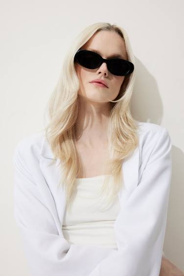 Woman Round Sunglasses