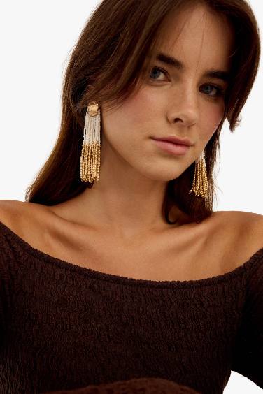 Woman Dangling Straw Detailed Earrings