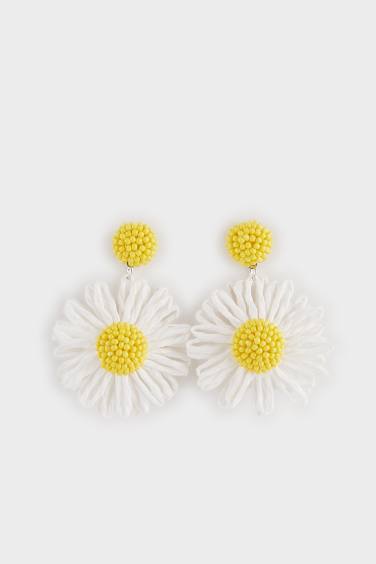 Woman Daisy Straw Detailed Earrings