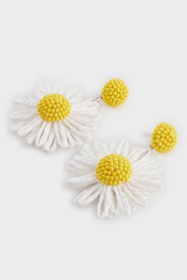 Woman Daisy Straw Detailed Earrings