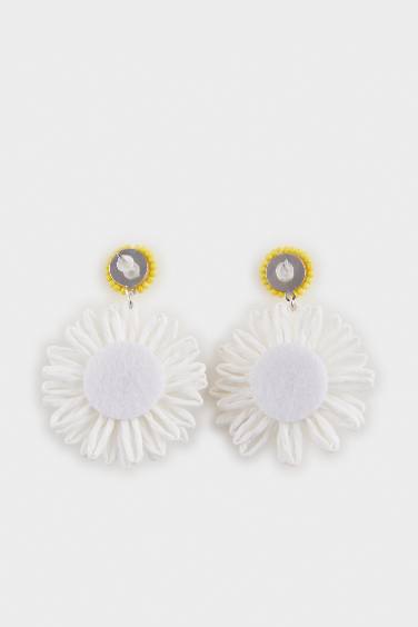 Woman Daisy Straw Detailed Earrings