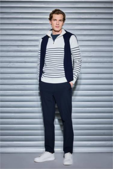 Standart Fit Yarım Fermuarlı Çizgili Triko Kazak