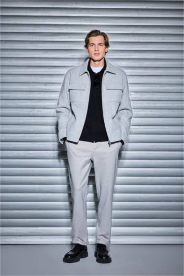 بنطلون قصة عادية برجل عادية