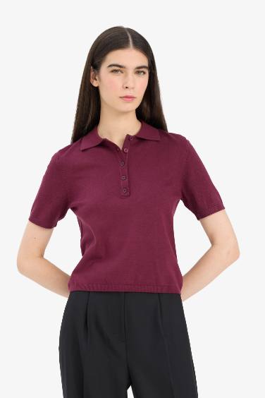 Приталенный трикотажный свитер с воротником-поло