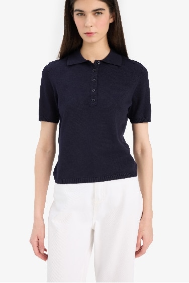 Приталенный трикотажный свитер с воротником-поло