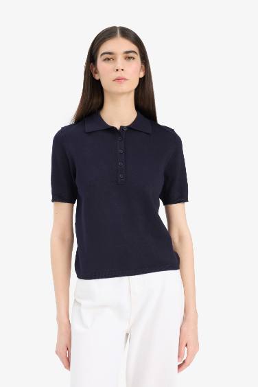 Приталенный трикотажный свитер с воротником-поло