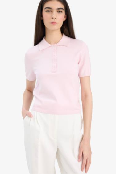 Приталенный трикотажный свитер с воротником-поло