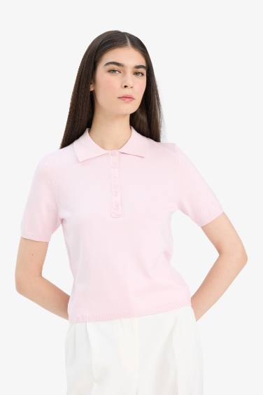 Приталенный трикотажный свитер с воротником-поло